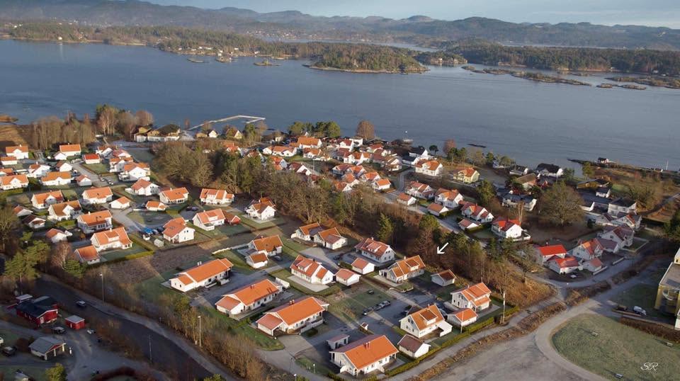 Luftfoto av Fagerheim boligfelt ved sjøen i dagslys