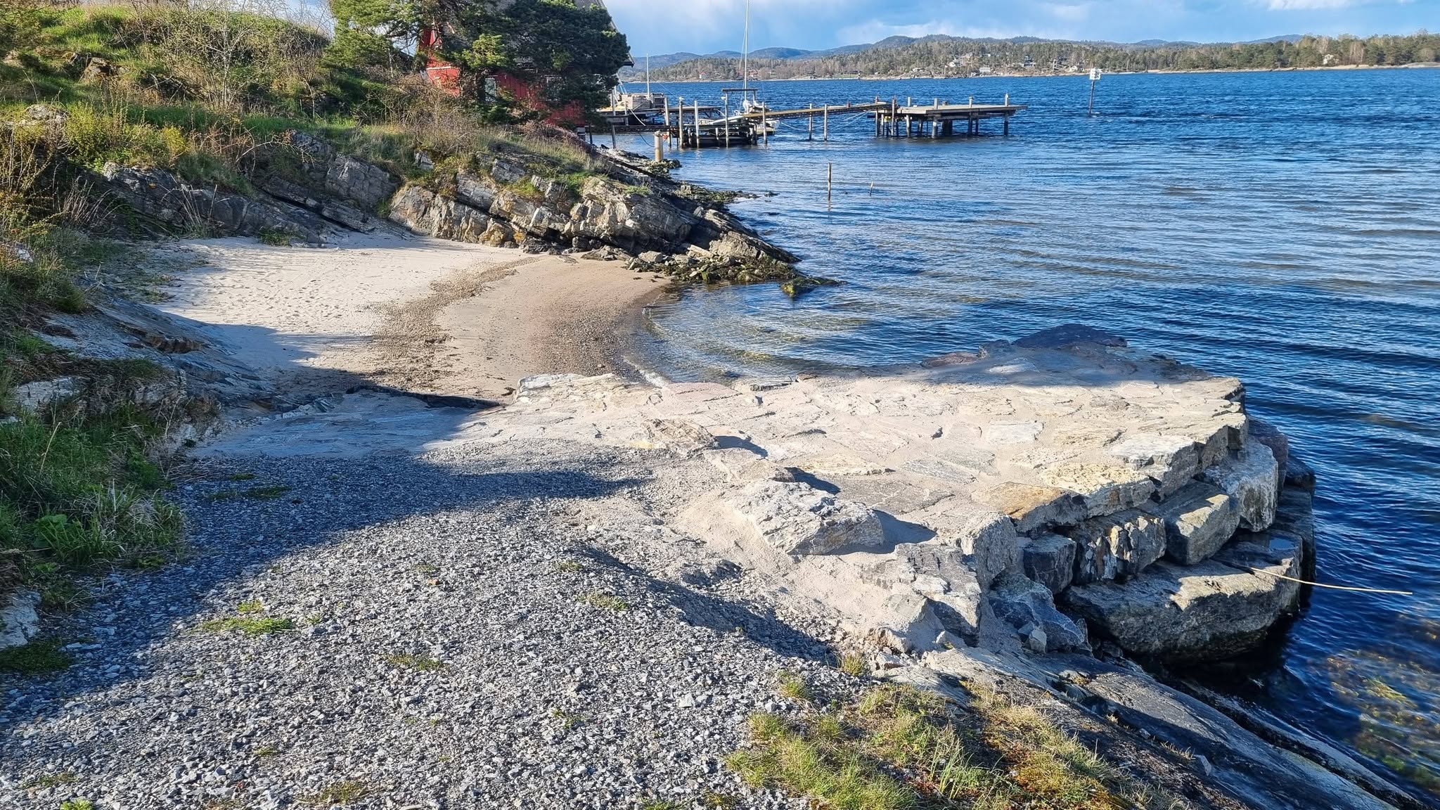 Fagerheimstranden — svaberg og sandstrand ved sjøen